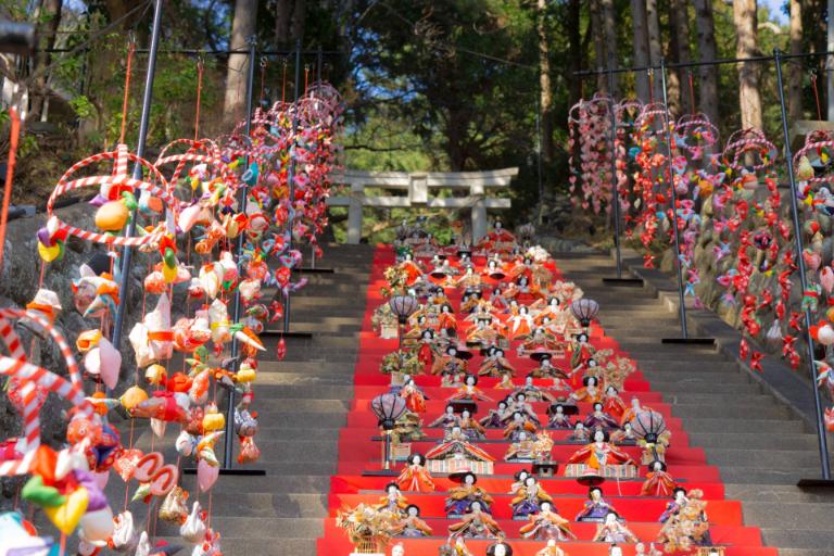 素戔嗚神社の雛壇飾り